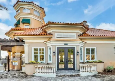 Exquisite Waterfront Retreat - Pet Friendly by RedAwning Отели рядом с достопримечательностью «World Golf Village»