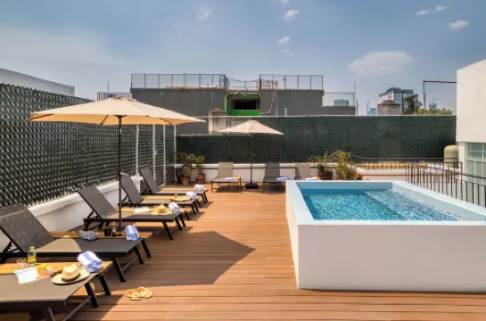 โทนาลา โดย มิสเตอร์ ดับบลิว