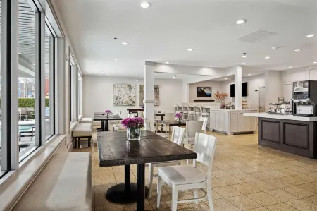 Best Western Plus Downtown Inn  Suites Отели рядом с достопримечательностью «Ротко Чапел»