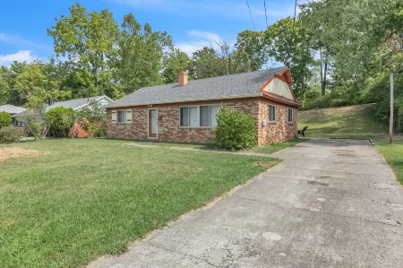 Cozy Retreat in Cincinnati 3 Bedroom Home by Redawning Отели рядом с достопримечательностью «Уинтон Вудс»