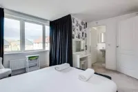 Stylish 4-br House With 3 Ensuite Free Parking - 2-Star