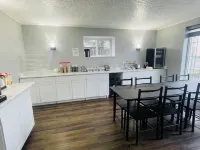 Falls Lodge & Suites Hotels near برج سكايلون