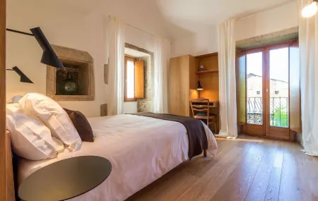 Os Lambráns Отели рядом с достопримечательностью «Herbon»