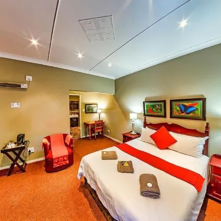 Amper Bo Guest House Отели рядом с достопримечательностью «Торговый центр Wonderboom Junction»