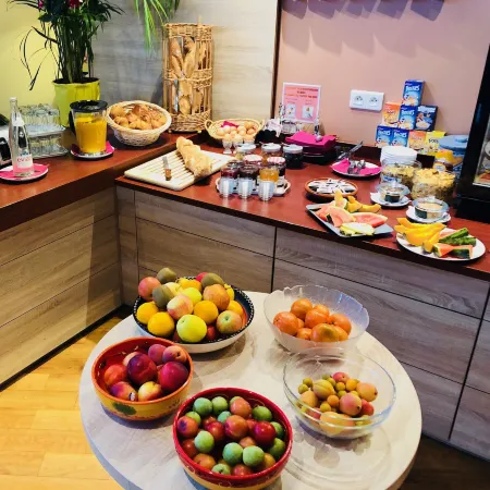The Originals Boutique Hôtel Alizé Évian-Les-Bains Отели рядом с достопримечательностью «Железнодорожный вокзал Эвиан»