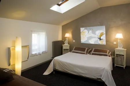 Logis Hôtel Tante Yvonne & Son Restaurant Semi-Gastronomique - Lyon Nord Отели в г. Шазе-д'Азерг