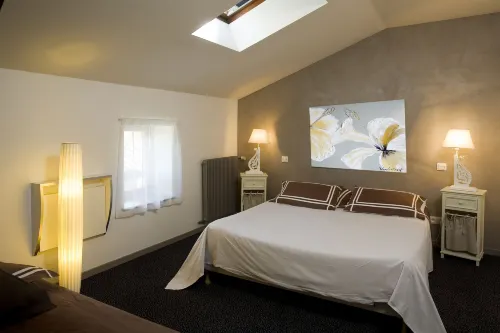 Logis Hôtel Tante Yvonne & Son Restaurant Semi-Gastronomique - Lyon Nord Hotels in Anse