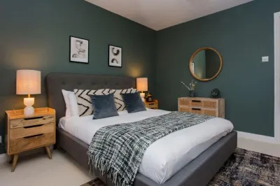 The Sparkford Gardens - Lovely 2Bdr with Balcony