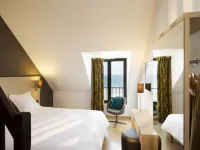 Escale Oceania Saint Malo Hotels near Sillon Beach