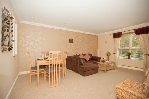 Riverbank View Three Bedroom Apartment with Free Parking - balcone