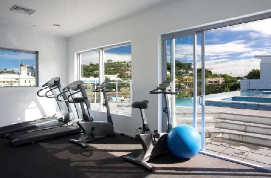 湯斯維爾假日盛橡套房飯店