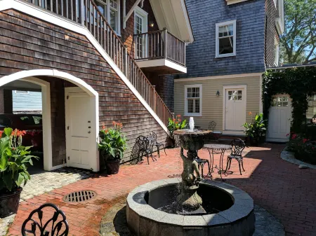 Pelham Court Hotel Отели рядом с достопримечательностью «Брейкерс»