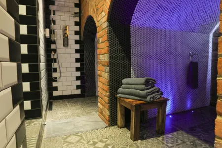 The Kingsbury 7Even 8Ight