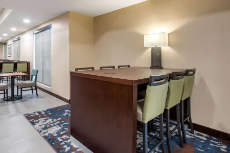 Comfort Inn and Suites Ames Near Isu Campus Отели рядом с достопримечательностью «Государственный университет Айова»