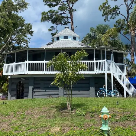 Cozy Treehouse-One-of a Kind Stay-Only 5 Minutes to Beach. Beach Gear Included!