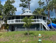 Cozy Treehouse-One-of a Kind Stay-Only 5 Minutes to Beach. Beach Gear Included!
