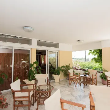 Leonidas Hotel & Studios