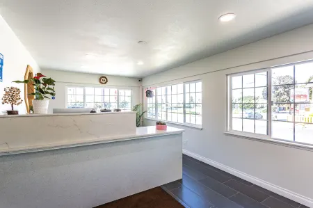 Coastal Breeze Inn Отели рядом с достопримечательностью «Морро Странд Стейт Бич»