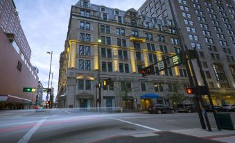 The Cincinnatian Hotel, Curio Collection by Hilton