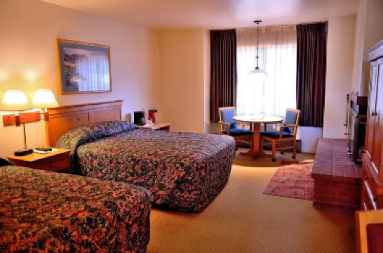 Pacific Gardens Inn Hotels near Point Pinos Lighthouse