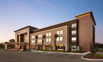 La Quinta Inn & Suites by Wyndham Orlando IDrive Theme Parks