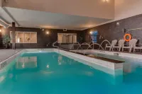 Home Inn & Suites Saskatoon South - ที่มีสระว่ายน้ำ