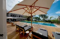 Latitude 0 Degrees - piscine