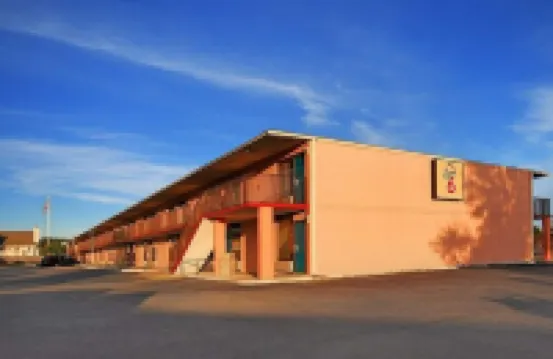 Super 6 Inn & Suites