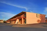 Super 6 Inn & Suites