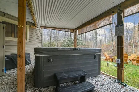 Perfect Summer Getaway - Hot Tub, Pool, Kayaks, A/C in Big Bass Lake Resort!