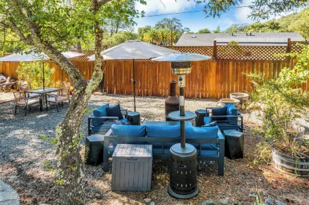 Grapevine Cottage by Avantstay Hobby Vineyard + Firepit