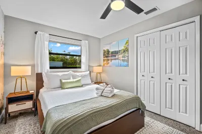 Heated Pool ~ Sauna ~ Hot Tub ~ Tiki Hut ~ Golf ~ 5 min from Beach and Downtown Hotels near Delray Beach Historical Society