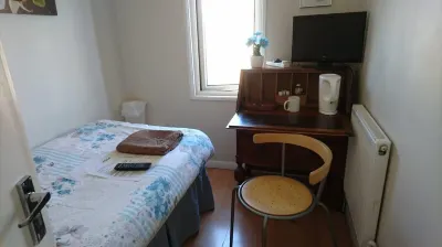 Room in Guest Room - Tiny Single Shared Bathroom Room Ssbyr