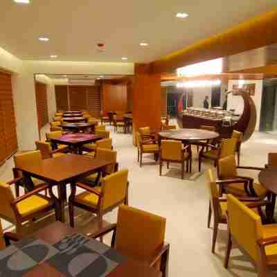Royal Pearl Suites Dining/Meeting Rooms