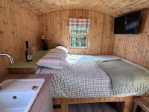 Shepherds Hut With Hot Tub Hotels in Milford Haven