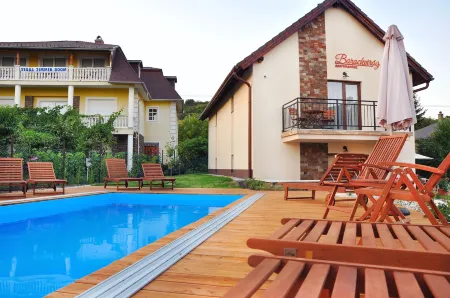 Barackvirág Apartmanház Отели в г. Балатонфелдвар