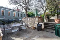 Mt. Adams Nest Studio for 2 Hotels in Bellevue