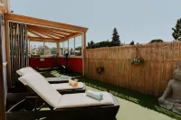 Hôtel le Petit Castel Hotels in Антіб
