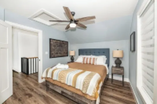 Luxury Lake House-4Bed-2Bath-NEW Renovation 2023-Walk to Beach, Dining, & More.