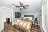 Luxury Lake House-4Bed-2Bath-NEW Renovation 2023-Walk to Beach, Dining, & More. Hotels near ALDI