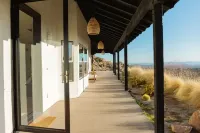 Luxurious Desert Retreat - Boulders, Hot Tub, Views Hotels in Pioneertown