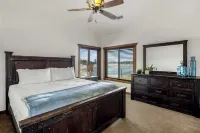 Group Cabin + Lake and Mountain View Pet-friendly, Fireplace, Games, Loft