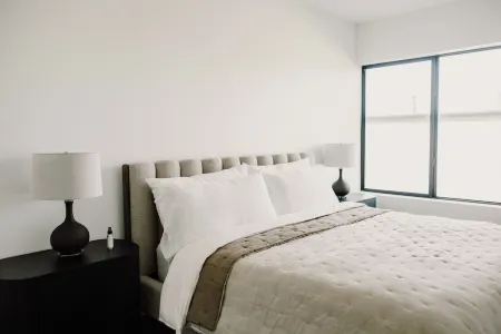 Modern Townhome with Skyline Views, Heated Balcony & Curated Art in Downtown DSM Отели рядом с достопримечательностью «Грэйтер Де-Мойн Ботаникал Гарден»