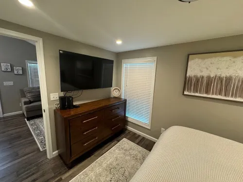 Charming 1-bedroom house with river view in Henderson.