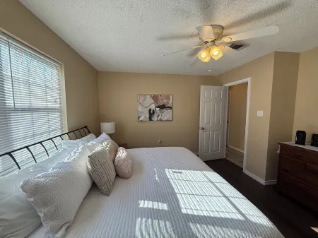 Louisville House: Charming 3-bedroom house in Russellville with Wi-Fi and AC