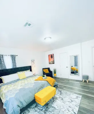 The Charming Vermont House. Hotels near Tulsa International Airport