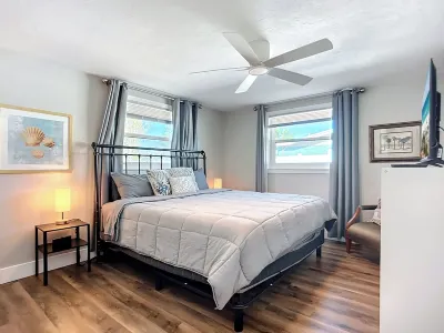 8 Minutes to SIESTA BEACH! 3-bedrm Oasis in Sarasota - Kng, Queen, 2 full beds Hotels near Nokomis Beach