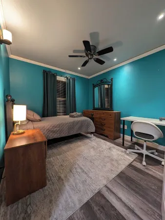 cul-de-sec home 4BR 3.5 Baths Sleeps 7 Jacuzzi tub