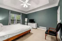 House on Lake Lanier with Dock and King Bd,10min from restaurants