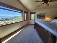 Luxury home w/ amazing views from all 3 levels + XL Hot tub!